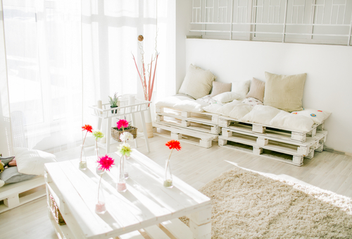 Sala com sofá de pallet