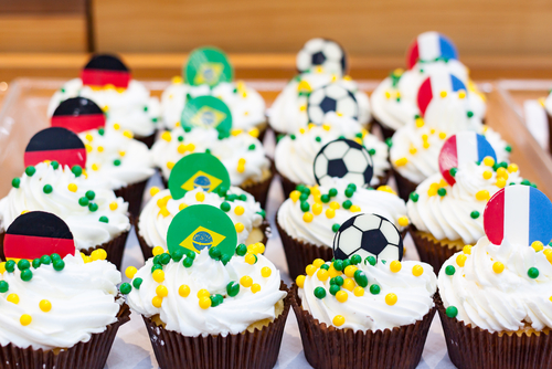 Na hora da comida, não pode faltar criatividade na decoração. Seus amigos vão amar, e tudo ficará ainda mais com a cara da Copa.