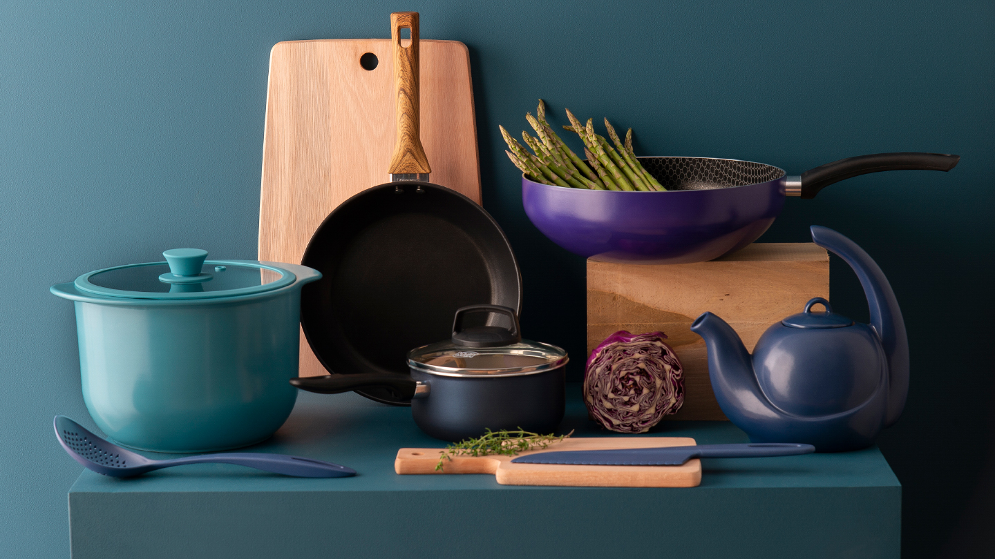 Utensílios de cozinha coloridos organizados